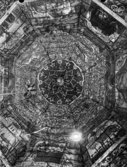 Купол дерев’яної синагоги у містечку Михальпіль розписаний подільським майстром Єгудою. Фото Павла Жолтовського 1930 року. (ІР НБУВ. Фото надане Є. Котляром)