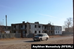 Вид на улицу в селе Кенгир на окраине Жезказгана, откуда в ряды группировки «Исламское государство» было завербовано много молодых людей. 29 ноября 2013 года.