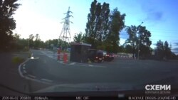 Авто супроводу кортежу Суркіса, аби оминути шлагбаум, заїхало на тротуар – і таким чином залишило закриту парковку закладу