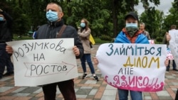 Під час акції «Разумкову – лапті!» біля Верховної Ради України. Громадські активісти виступили проти перегляду мовного закону. Київ, 1 червня 2020 року