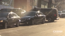 Пізніше «Схеми» помітили, що кортеж президента вже виїхав із торговельного центру, перетнувши подвійну суцільну лінію