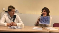 Александра Крыленкова һәм Миләүшә Нурлыгаянова. Миләүшә ханым тоткын Эдуард Низамовның төрмәдә ясаган рәсемнәрен күрсәтә