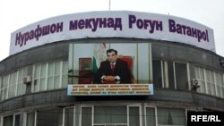 Акси Эмомалӣ Раҳмон дар пештоқи як бинои давлатӣ дар Душанбе.