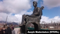 Алыкул Осмоновдун Чолпон-Атадагы эстелиги