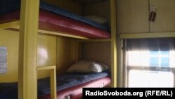 Спальні місця у новому вагоні для бійців, які супроводжують військову техніку