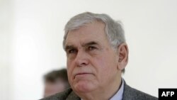 Azem Vlasi (na fotografiji) je pokušavao da nađe ravnotežu da se u fabrikama zapošljavaju i albanski, a ne samo srpski radnici