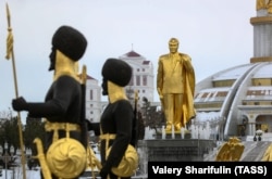 Золотой памятник первого президента Туркменистана Сапармурата Ниязова у Монумента Независимости.Ашхабад. 17 февраля 2017 года.