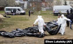 Ексгумація убитих і закатованих російськими військовими жителів Бучі із братської могили. Місто Буча на Київщині, 8 квітня 2022 року