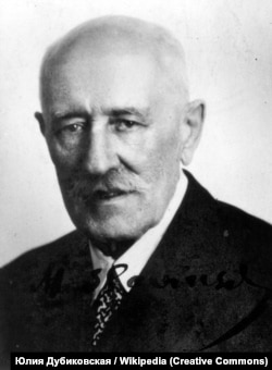 Максим Славинський (1868–1945) – український громадсько-політичний діяч, поет, перекладач, дипломат, публіцист, редактор. У 1919 очолював дипломатичну місію Української Народної Республіки у Празі