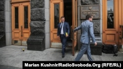 Андрій Богдан (ліворуч)