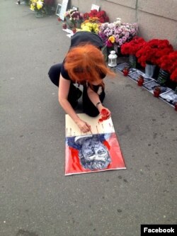 Lena tokom rada na jednom od portreta Borisa Nemcova