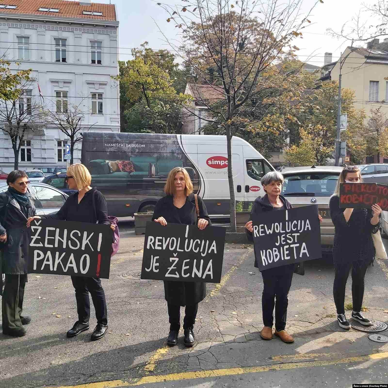  "Žene u crnom" protestuju ispred ambasade Poljske u Beogradu zbog novog zakona o abortusu, 28. oktobar 2020. 