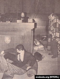 Дэпутаты прымяраюць спальнікі: Сяргей Навумчык, Алег Трусаў, Віталь Малашка і Лявон Баршчэўскі. Здымак з газэты «Свабода»