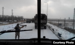 Проїзд в аеропорт через блокпост «сепаратистів»