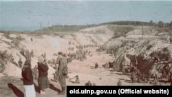 Бабин Яр. Радянські військовополонені закопують тіла розстріляних під наглядом солдатів СС. Фото з архіву Українського інституту національної пам’яті