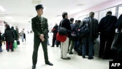 Aşgabat halkara aeroportunda howpsuzlyk işgäri we ýolagçylar (Illýustrasiýa suraty)