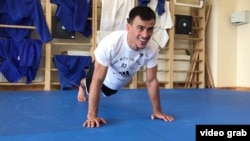 Відповідати на запитання і віджиматися - важке завдання