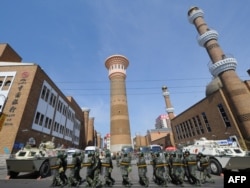 Өремче мәчете янында кытай гаскәриләре, архив фотосы