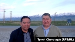 Профессорлор Мамбеттурду Мамбетакун (солдо) менен Тынчтыкбек Чоротегин. Нарын облусу, Кыргызстан. 28-май, 2015-жыл.