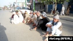 ارشیف، د کار او روز مزدورۍ په تمه ناست یو شمېر افغان ځوانان