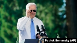 Biden punându-și la loc ochelarii, semnalând sfârșitul subit al conferinței de presă.