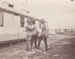 Medici militari români, 1917. (Sursa: Expoziția Marele Război, 1914-1918, Muzeul Național de Istorie a României, http://www.marelerazboi.ro/razboi-catalog-obiecte/item/medici-militari-2)