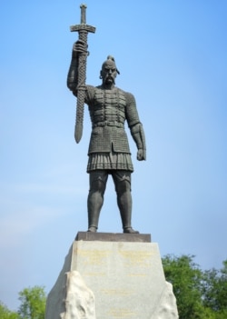 Пам’ятник у Запоріжжі правителю України-Русі, Київському князю Святославу Хороброму (945–972)