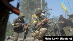 «Якщо Україна просить називати речі своїми іменами, не треба чекати повномасштабної війни, щоб змінити лексику», – каже Георгій Тихий. На фото – українські військові під час бою в Іловайську 26 серпня 2014-го