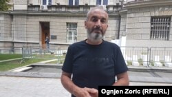 Milovan Milivojević, otac poginulog radnika u fabrici oružja u Lučanima ispred Predsedništva Srbije, 17. jun 2019.