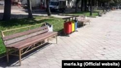 Сортировочные урны возле кинотеатра «Ала-Тоо». Бишкек, 2 июля 2019 года.