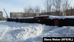 "Углярки", где хранится уголь, во дворе многоэтажных домов. Поселок Шахан, Карагандинская область, 10 января 2017 года.