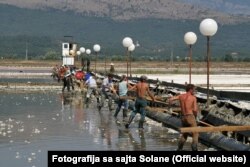 Ulcinjska Solana obuhvata oko 14,5 kilometara slanih bazena na krajnjem jugu Crnogorskog primorja