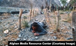 სწავლების დროს სამხედრო ძვრება დაბრკოლებათა ზონაში. 1979 წელს, საბჭოთა კავშირის ავღანეთში შეჭრამ ხელი შეუწყო აშშ-ის ცენტრალური სადაზვერვო სამმართველოს (CIA) ერთ-ერთი ყველაზე ძვირად ღირებული ოპერაციის დაწყებას. სსრკ-ის ქმედება ფართოდ დაგმეს გაერთიანებული ერების ორგანიზაციაში.