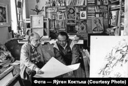 Мастак Арлен Кашкурэвіч і пісьменьнік Алесь Адамовіч. Фота Яўгена Коктыша