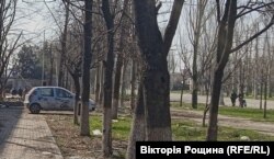 Вулицями Маріуполя також встановлені блокпости окупантів. Вони зупиняють цивільні авто для перевірки. Квітень 2022 року