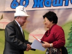 Президент Роза Отунбаева акын Шайлообек Дүйшеевди 60 жылдык мааракеси менен куттуктоодо. Ат-Башы. 21-февраль, 2011-жыл.