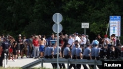 Policija i migranti kod graničnog prelaza