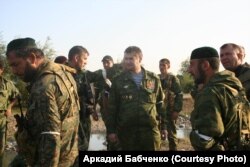 Сулім Ямадаєв (у центрі) у грузинському селі Земо-Нікозі