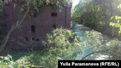 Ров с водой вокруг форта