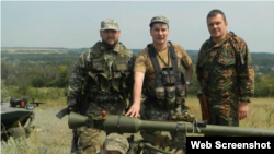 Бойовик Вадим Погодін (крайній справа)