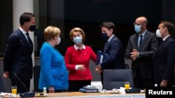 Mark Rutte, fostul premier al Olandei, Angela Merkel, fost cancelar german, Ursula von der Leyen, Giuseppe Conte, fost premier al Italei, Charles Michel, președintele Consiliuli European, și Emmanuel Macron, președintele Franței - summit pe tema pandemiei, iulie 2020.