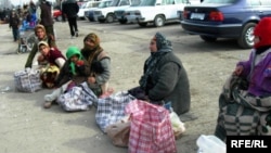 Азербайджан - Женщины-попрошайки в Гяндже (архив)