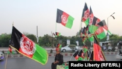 در روز های استقلال افغانساتان بسیاری از جاده ها و محلات تجمع مردم با بیرق های سه رنگ مزین می شد