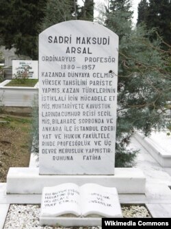 Истанбулның Зинҗирликую зиратында Садри Максуди кабере