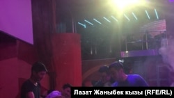 Клубда эс алып жаткандар.