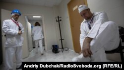 Усі в білому: у своєму одязі в «саркофаг» не можна