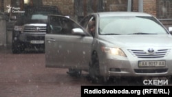 Колишній керівник апарату Київської міської державної адміністрації Володимир Бондаренко виходить з авто