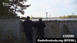 Такий паркан, що заходить просто у воду, не викликає запитань у інспектора