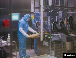 Angajați de la centrul farmaceutic IDT Bilogika din Dessau/Germania lucrează pentru producerea unui potențial vaccin Covid-19. 28 iulie 2020