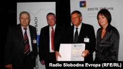 Omer Karabeg tokom primanja nagrade "Dr. Erhard Busek-SEEMO 2010 Award for Better Understanding in South East Europe" u Beču 15. oktobra 2010.